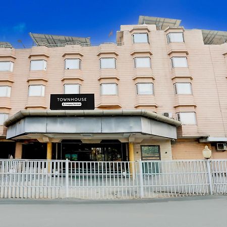 Super Townhouse Padav Square Gwalior Formerly Hotel Shelter Eksteriør bilde