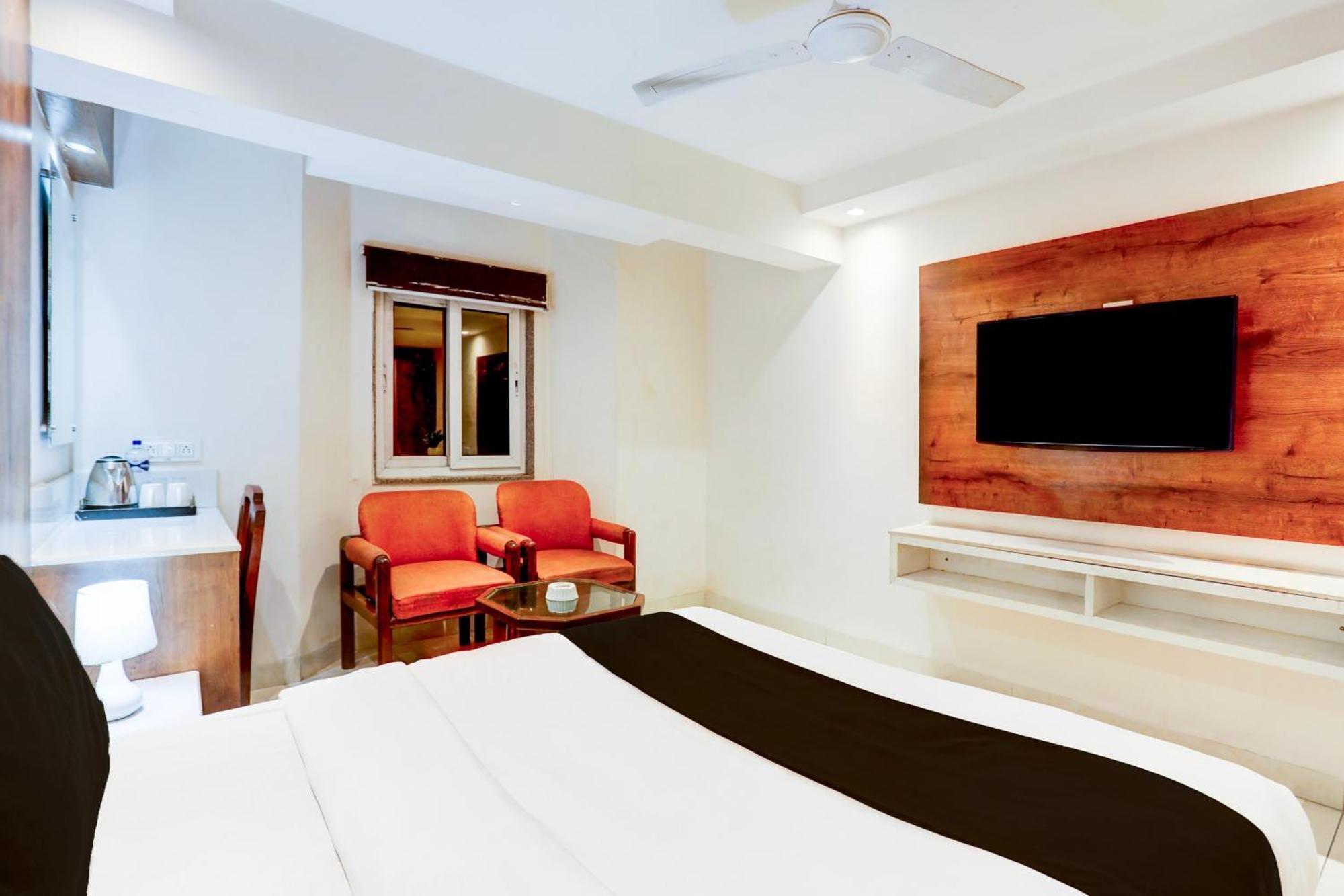Super Townhouse Padav Square Gwalior Formerly Hotel Shelter Eksteriør bilde