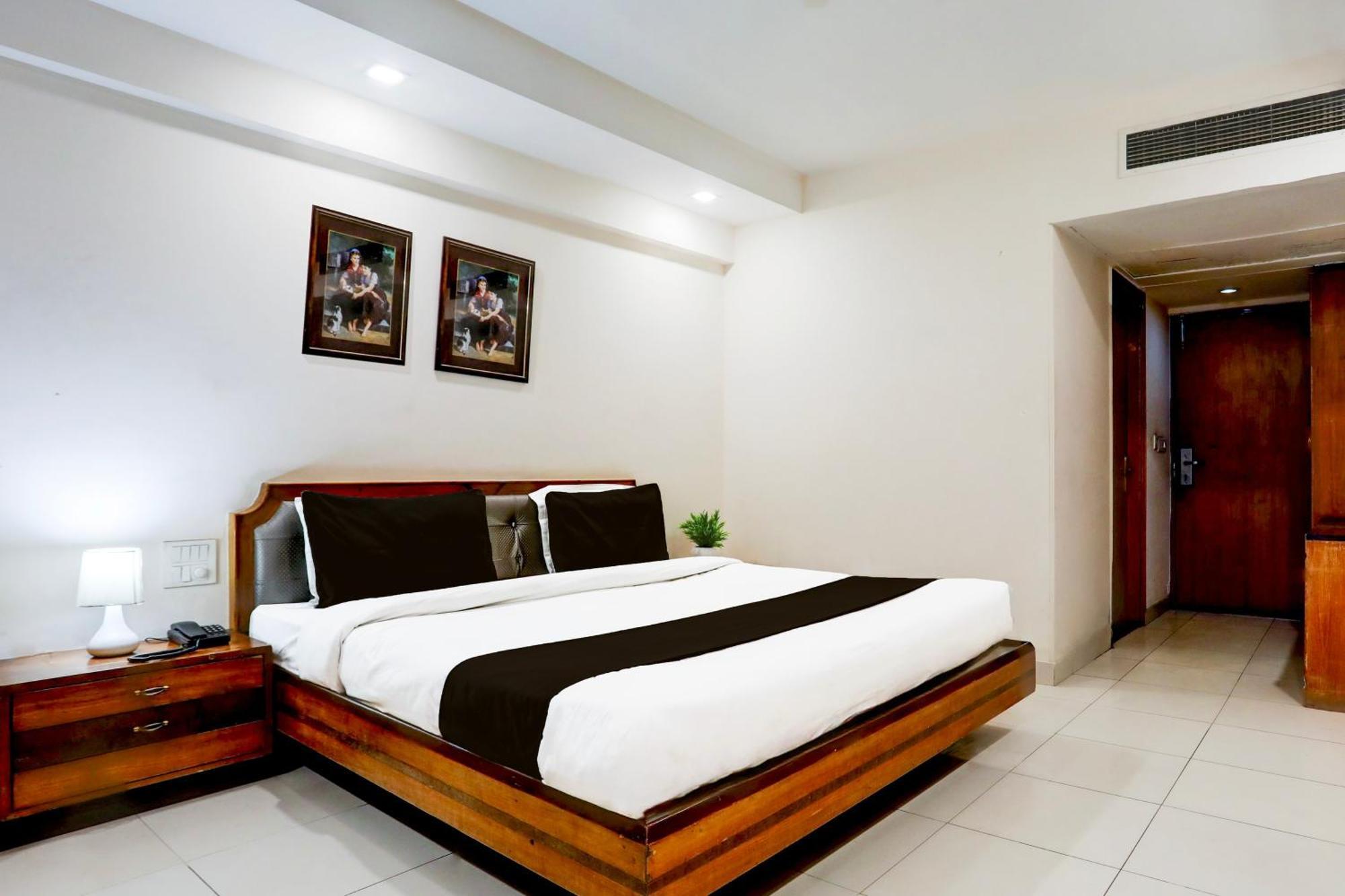 Super Townhouse Padav Square Gwalior Formerly Hotel Shelter Eksteriør bilde