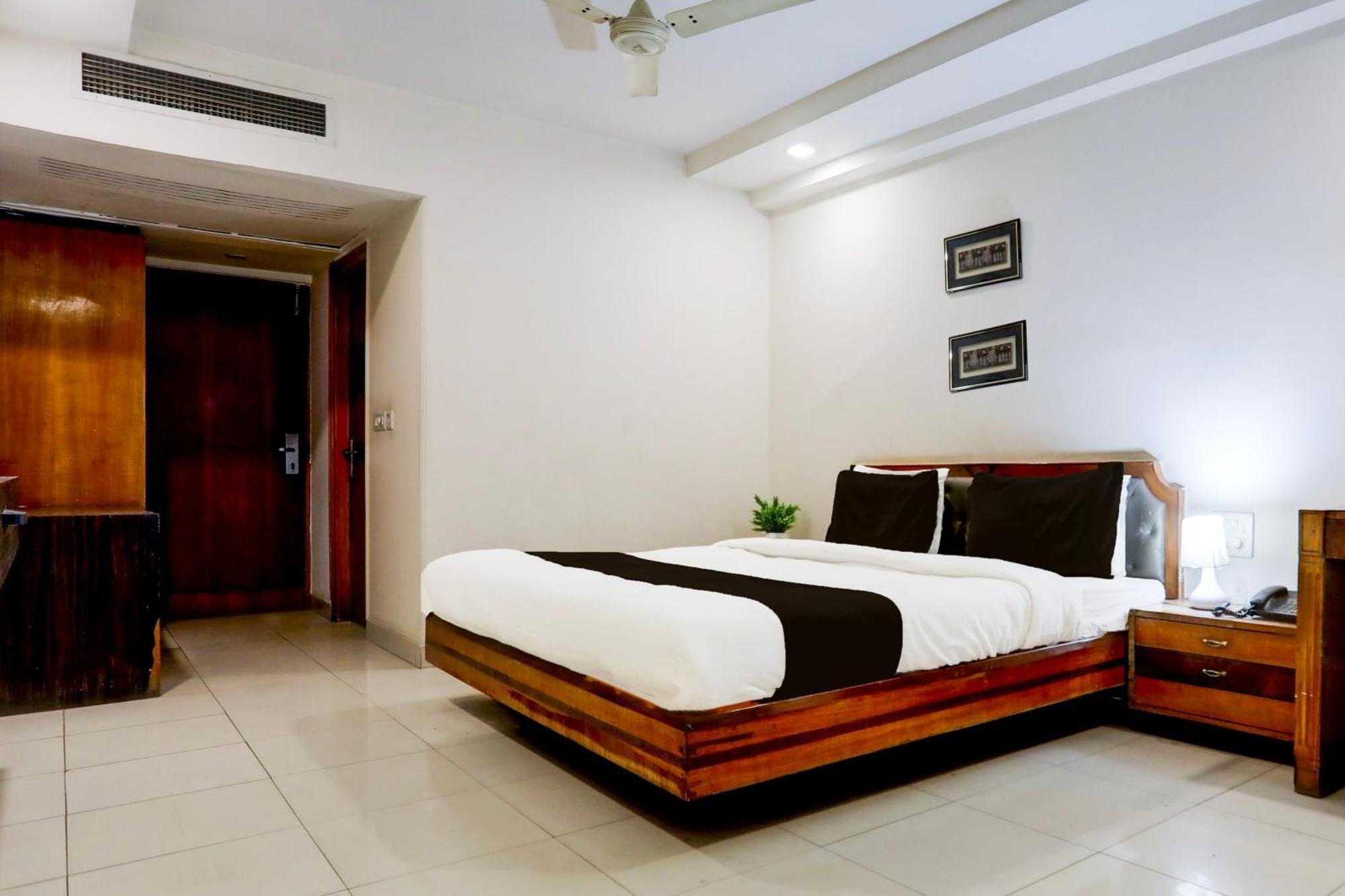 Super Townhouse Padav Square Gwalior Formerly Hotel Shelter Eksteriør bilde