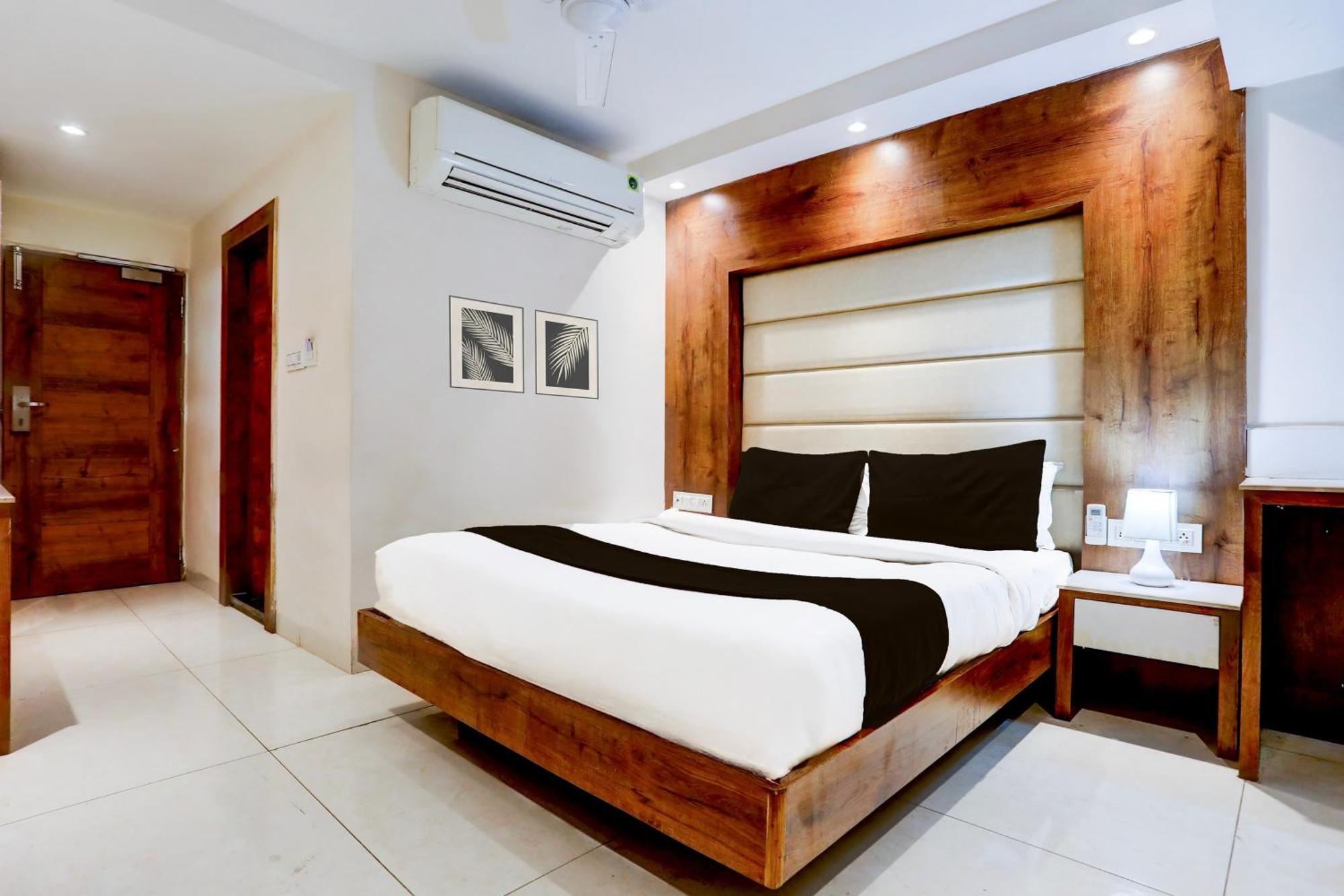 Super Townhouse Padav Square Gwalior Formerly Hotel Shelter Eksteriør bilde