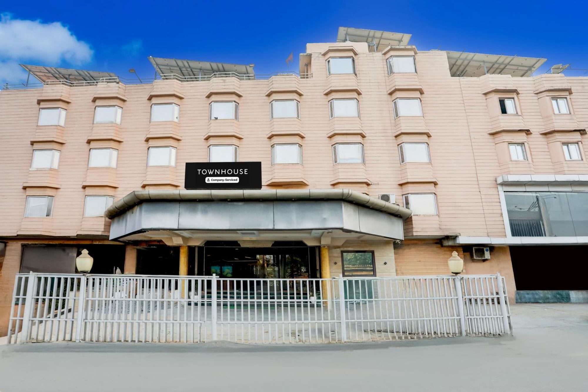 Super Townhouse Padav Square Gwalior Formerly Hotel Shelter Eksteriør bilde